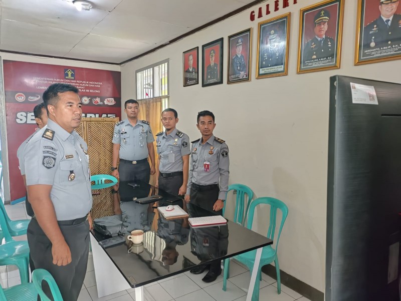 Foto Suasana Khidmat ASN Lapas Kelas IIB Selong saat Menyimak Pengarahan Penting dari Kepala BPSDM Kumham, Razilu pada Kamis (05/09/2024) secara Vitual di Aula Lapas (Sumber: Humas Lapas Kelas IIB Selong)